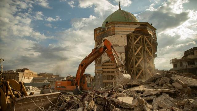 努爾清真寺廢墟中散佈有地雷和其他爆炸裝置，必須一一撤除。