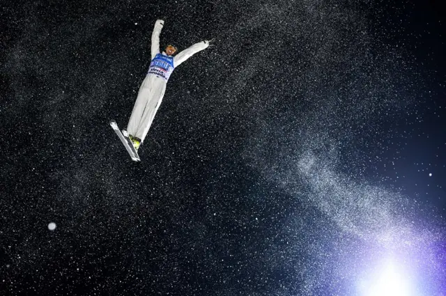 चीन के की गुआंगपु हवा में छलांग लगाते हुए