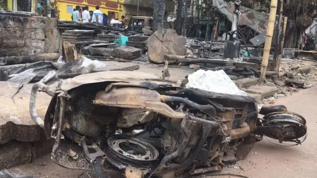 சுமார் 20க்கும் மேற்பட்ட வாகனங்கள் இந்தப்பகுதியில் மட்டும் தீயில் கருகி உள்ளதாக அங்குள்ளவர்கள் தெரிவிக்கின்றனர்.