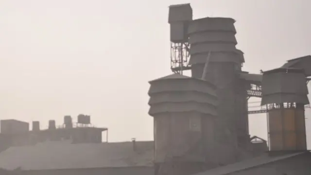 ルンビニ付近のこのようなセメント工場が汚染の主な原因のひとつだとみられている