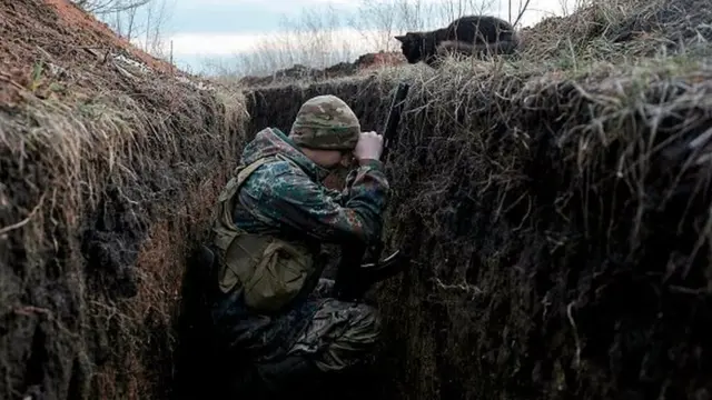 Украинский солдат в окопе