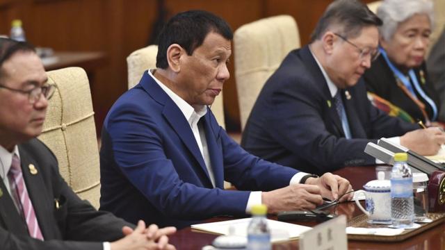 菲律賓總統杜特爾特（左二）4月25日和中國總理李克強會談。