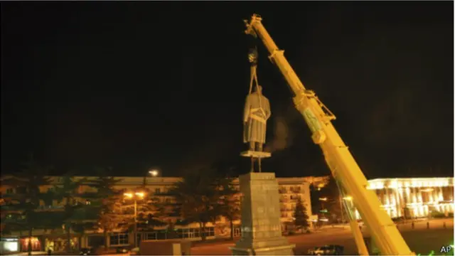 ගෝරි (Gori ) නගරයේ ස්ටාලින් පිළිරුව 2010 වසරේ ඉවත් කළ මොහොත - ගෝරි ඔහුගේ ජන්මභූමියයි.