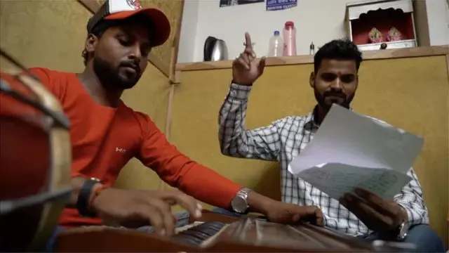 ગીતનું રિહર્સલ કરતાં સંદીપ ચતુર્વેદી