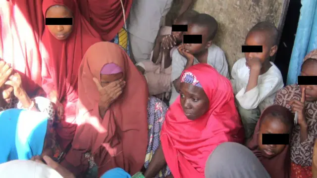 Awọn awọn akẹkọbinrin Dapchi ti wọn tu silẹ pẹlu ami iboju dudu ti a fi pa oju wọn rẹ nitori idanimọ pẹlu awọn obi wọn