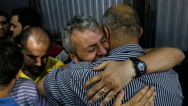 فلسطينيون يبكون ضحايا الانفجارات
