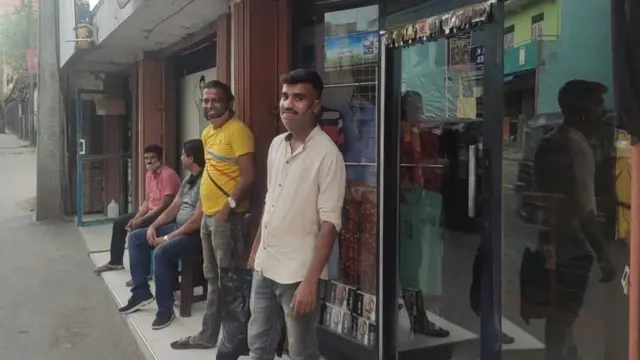 கொழும்பு − முகத்துவார பகுதியில் மின் தடை காரணமாக வாயிலில் நிற்கும் ஊழியர்கள்