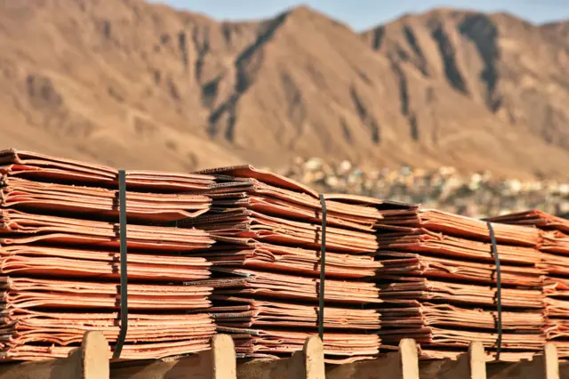 چین بزرگترین واردکننده کالاهای صنعتی در جهان است؛ افزایش نگرانی‌ها درباره کاهش تقاضا در این کشور باعث شده قیمت نفت و مس در بازارهای جهانی کاهش یابد