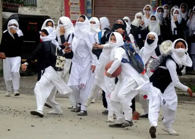 காஷ்மீர் பள்ளத்தாக்குப் பகுதியில் ஒரு வாரம் மூடியிருந்த பள்ளிகளும், கல்லூரிகளும் மீண்டும் திறந்தபோது, வீதிகளில் பார்க்கக் கிடைத்தது இந்த வித்தியாசமான காட்சி