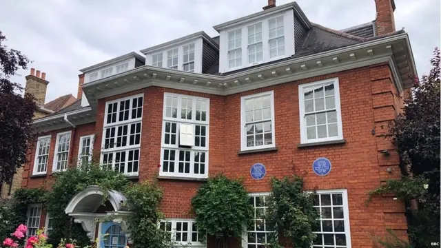 ਲੰਡਨ ਵਿੱਚ ਫਰਾਇਡ ਮਿਊਜ਼ੀਅਮ ਦੇ ਹੈਂਪਸਟੈਡ ਲੰਡਨ ਦੇ ਉਸੇ ਘਰ ਵਿੱਚ ਸਥਿਤ ਹੈ, ਜਿੱਥੇ ਉਹ ਰਹਿੰਦੇ ਸਨ