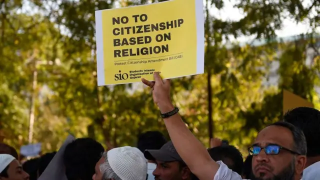 অনেক শহরে সংহতি প্রকাশ করে মিছিল হয়েছে