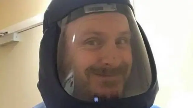 Roy con el equipo de protección personal (PPE) trabajando con pacientes de alto riesgo en el Hospital de Ninewells.