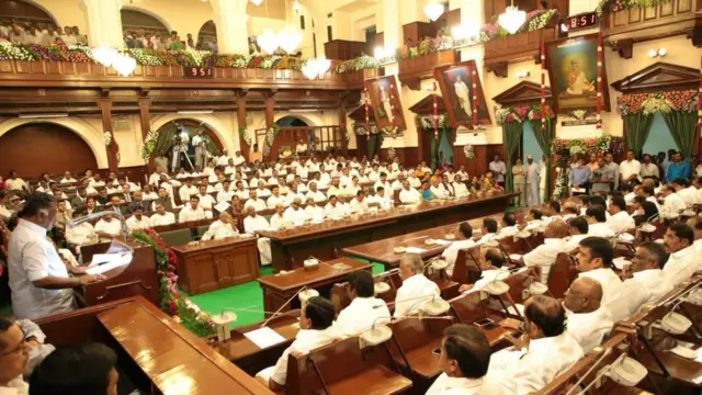 சர்ச்சைகளுக்கு மத்தியில் சட்டமன்றத்தில் ஜெயலலிதாவின் படம் திறப்பு