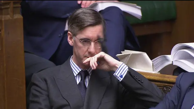 Brexit yanlısı Jacob Rees-Mogg güvenoyu isteyen milletvekilleri arasında