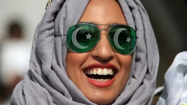 పాకిస్తాన్, అఫ్గానిస్తాన్ జట్ల మధ్య 2019 జనవరి 29వ తేదీన జరిగిన ప్రపంచకప్ మ్యాచ్ సందర్భంగా ఒక అభిమాని ఆనందం