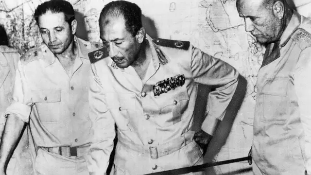 أنور السادات أثناء متابعة حرب أكتوبر