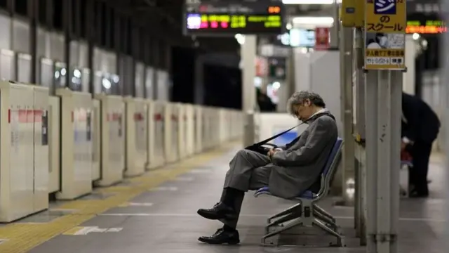 వారానికి ఉండాల్సిన పనిగంటలపై పరిమితిని విధించే చట్టమేదీ జపాన్‌లో లేదు.