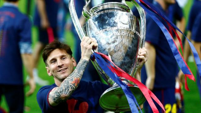 Messi levantando la copa de la Liga de Campeones
