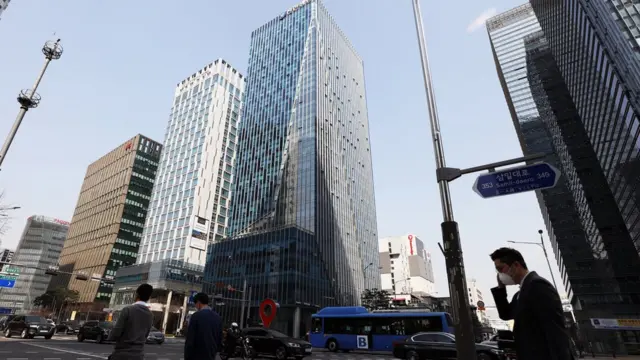 지난 2020년 3월 31일 오후 서울 중구 을지로에서 사람들이 이동하고 있다