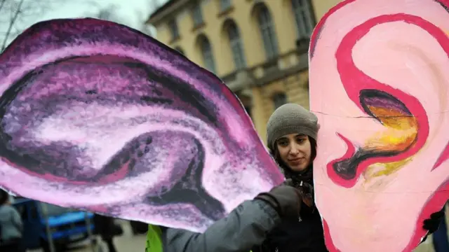 متظاهرة خرجت للشارع للاحتجاج في المجر