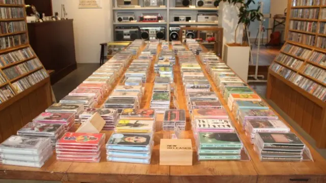 Interior de la tienda Waltz, especializada en la venta de cintas de casete.