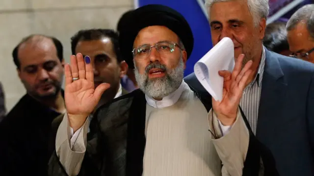 İbrahim Reisi adaylığını koymasının ardından gazetecilere selam veriyor