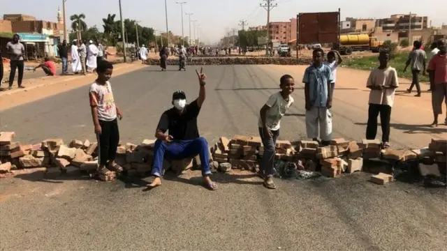 متظاهرون في السودان