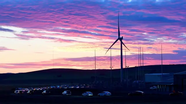 El sistema almacena energía de una granja eólica cercana.
