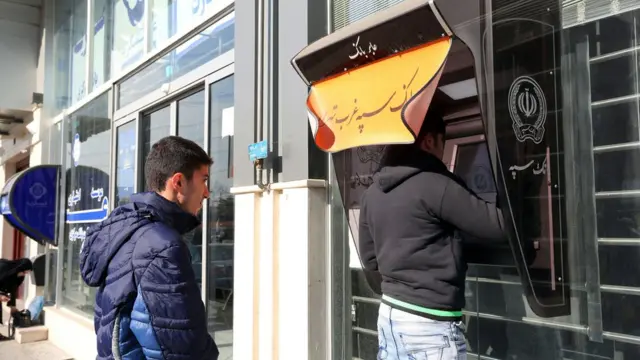 محدودیتهای بانکی در دورههای مختلف اعمال تحریمها، موجب افزایش هزینههای مبادلاتی ایران شده