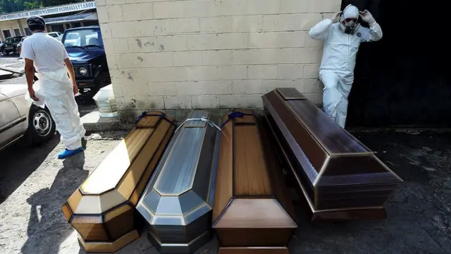 Ataudes con víctimas del ataque al microbus.