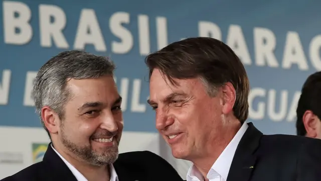 Mario Abdo Benitez e Jair Bolsonaro sorriem e conversampoker teamevento