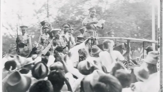 นายทหารออกแจกจ่ายแถลงการณ์คณะราษฎรให้ประชาชนในพระนครได้รับทราบว่ามีการเปลี่ยนแปลงการปกครองในช่วงย่ำรุ่งของวันที่ 24 มิ.ย. 2575