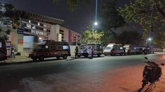 ফটোগ্রাফার হিতেশ রাঠোর একটি সরকারী হাসপাতালের বাইরে লাইন করে দাঁড়িয়ে থাকা এসব অ্যাম্বুলেন্সের ছবি তোলেন