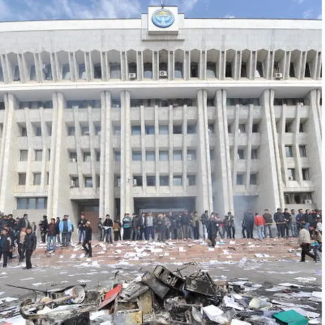 Кыргызстандагы эки жолу бийлик алмашууга алып келген саясий катаклизмдердин табияты жөнүндө ар башка көз караштар бар.