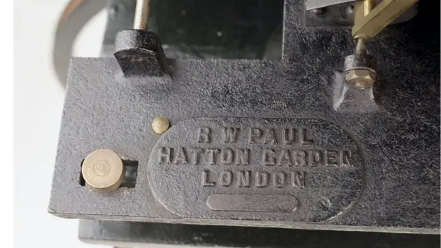 Sello de R. W. Paul en máquina proyectora