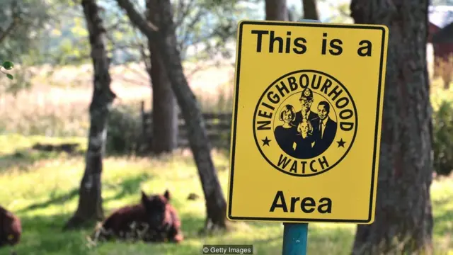 Rukun warga, petugas, paranoid