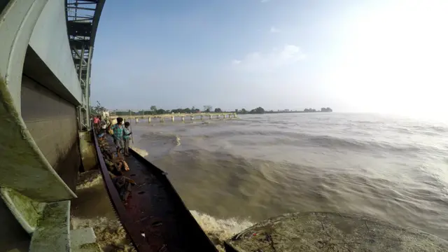 कोशीमा २ लाख क्यूसेक भन्दा बढी पानी बग्न थालेपछि खतराको तहमा पुगेको मानिन्छ। बिहीवार अपराह्न पानीको तह १ लाख ९८ हजार क्यूसेक रहेको थियो भने ३५ वटा ढोका खोलिएका थिए