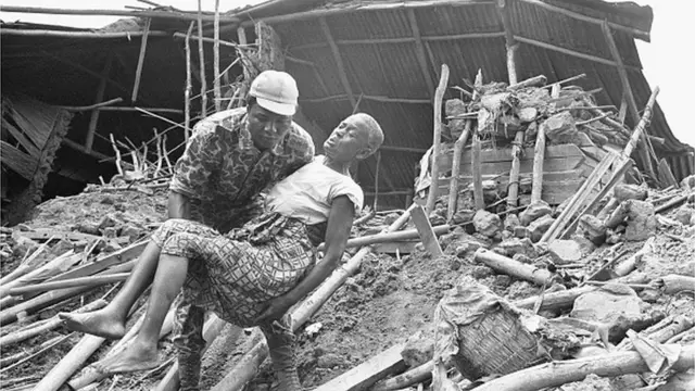 Ọkunrin kan gbe iya arugbo kuro ninu ile to wo