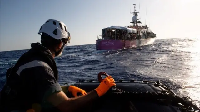 Louise Michel tarafından kurtarılan göçmenler Sea-Watch 4'e nakledildi