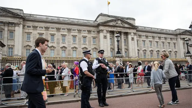 ตำรวจพร้อาอาวุธครบมือ เฝ้าอารักขาความปลอดภัยบริเวณพระราชบัคกิงแฮม หลังเกิดเหตุระเบิดค่าตัวตายในเมืองแมนเชสเตอร์ เมื่อ 2 วันก่อน