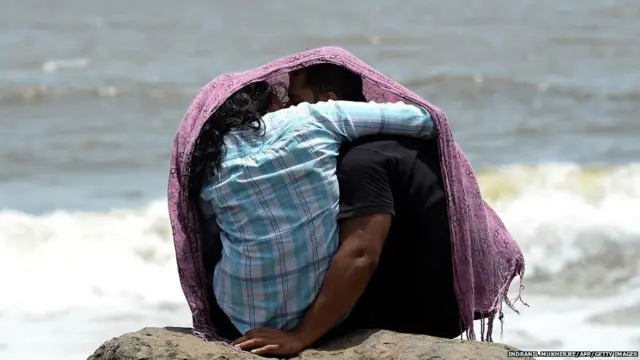 ચુંબનરત પ્રેમીઓની તસવીર