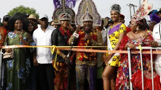 Ben Ayade dey cut ribbon to start carnival