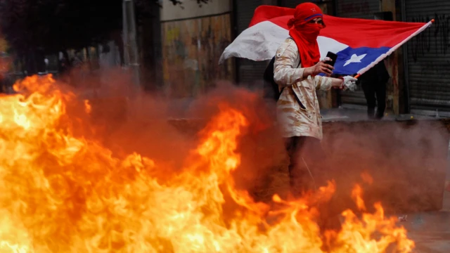 Homem com mão sangrando e bandeira do Chilenovibet bônus de cadastroprotesto