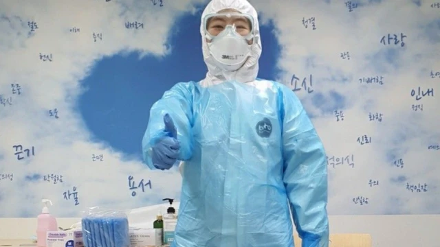 방호복을 입고 국립정신건강센터에서 근무 중인 홍유리 씨