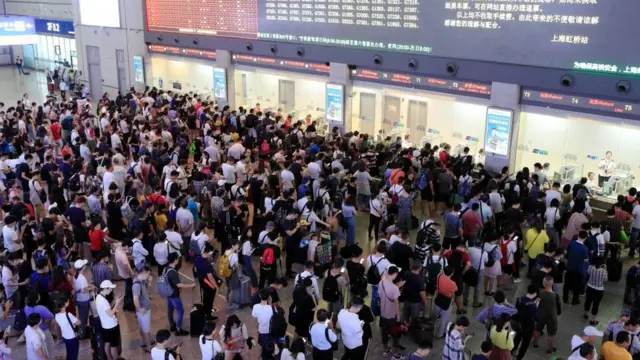 مطارات مكتظة