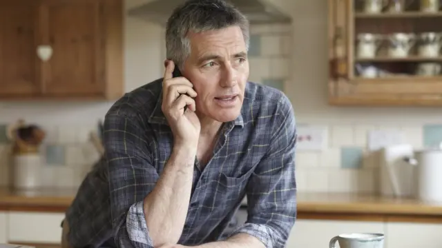 Hombre hablando por teléfono