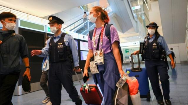 8月1日，齊馬努斯卡婭在東京羽田機場得到警方護送。
