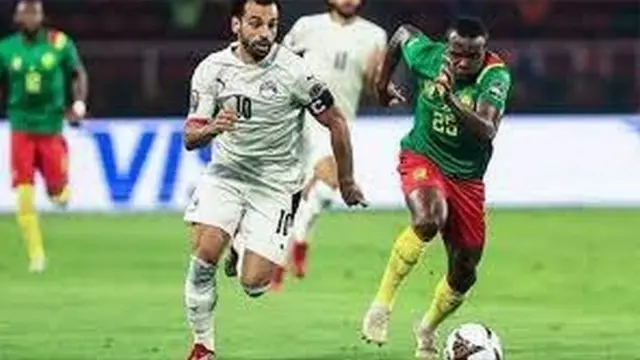 Mohammed Salah akipigania mpira na mchezaji wa Cameroon