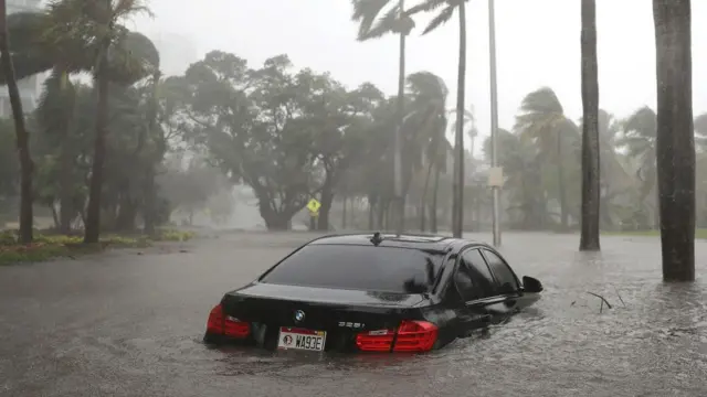 Auto en una calle inundada de Miami, Estados Unidos, en medio del paso de Irma.