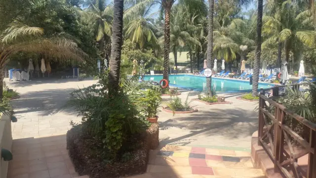 La plupart des infrastructures sont détenues par des étrangers notamment des libanais. Ce qui limite l'impact des revenus dont l'essentiel serait envoyé hors du pays, même si des chiffres ne sont pas disponibles.